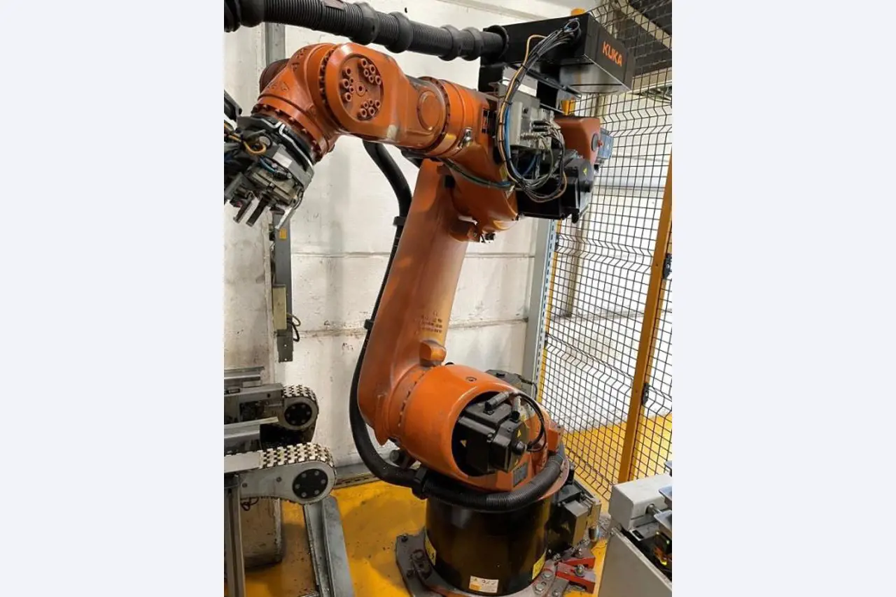 Goed onderhouden bewerkingscentra en robots bij een toeleverancier voor de auto-industrie-9